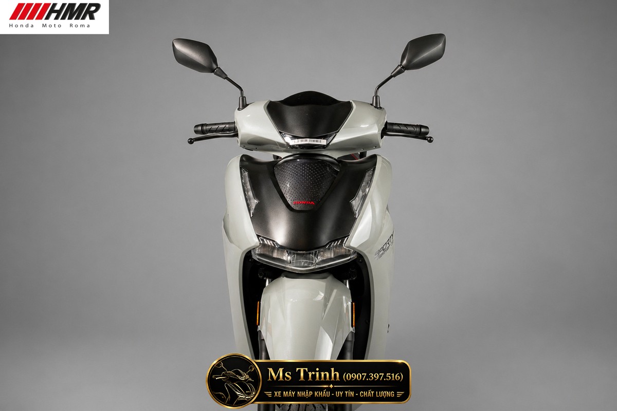Phía trước xe Sh350i Ý