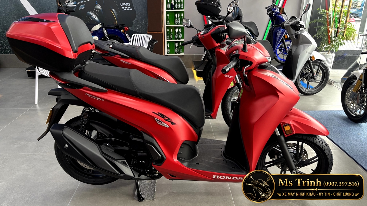 Xe thực tế tại cửa hàng với màu đỏ của SH350i Ý nổi bật