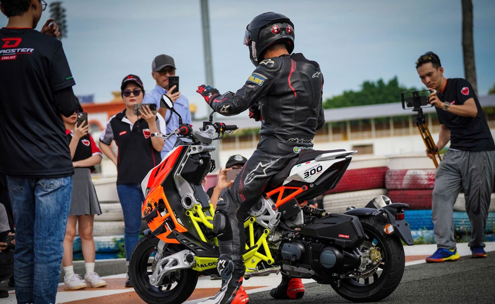 Anh Em Biker "Bùng Nổ" Vì Sự Xuất Hiện Italjet Dragster 300 2025 Tại Việt Nam