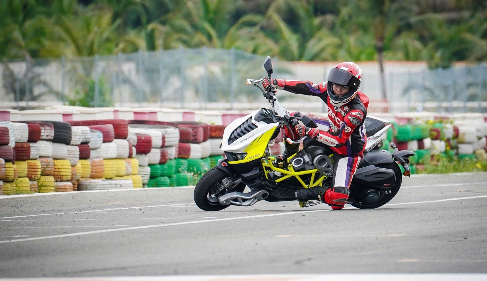 Anh Em Biker "Bùng Nổ" Vì Sự Xuất Hiện Italjet Dragster 300 2025 Tại Việt Nam