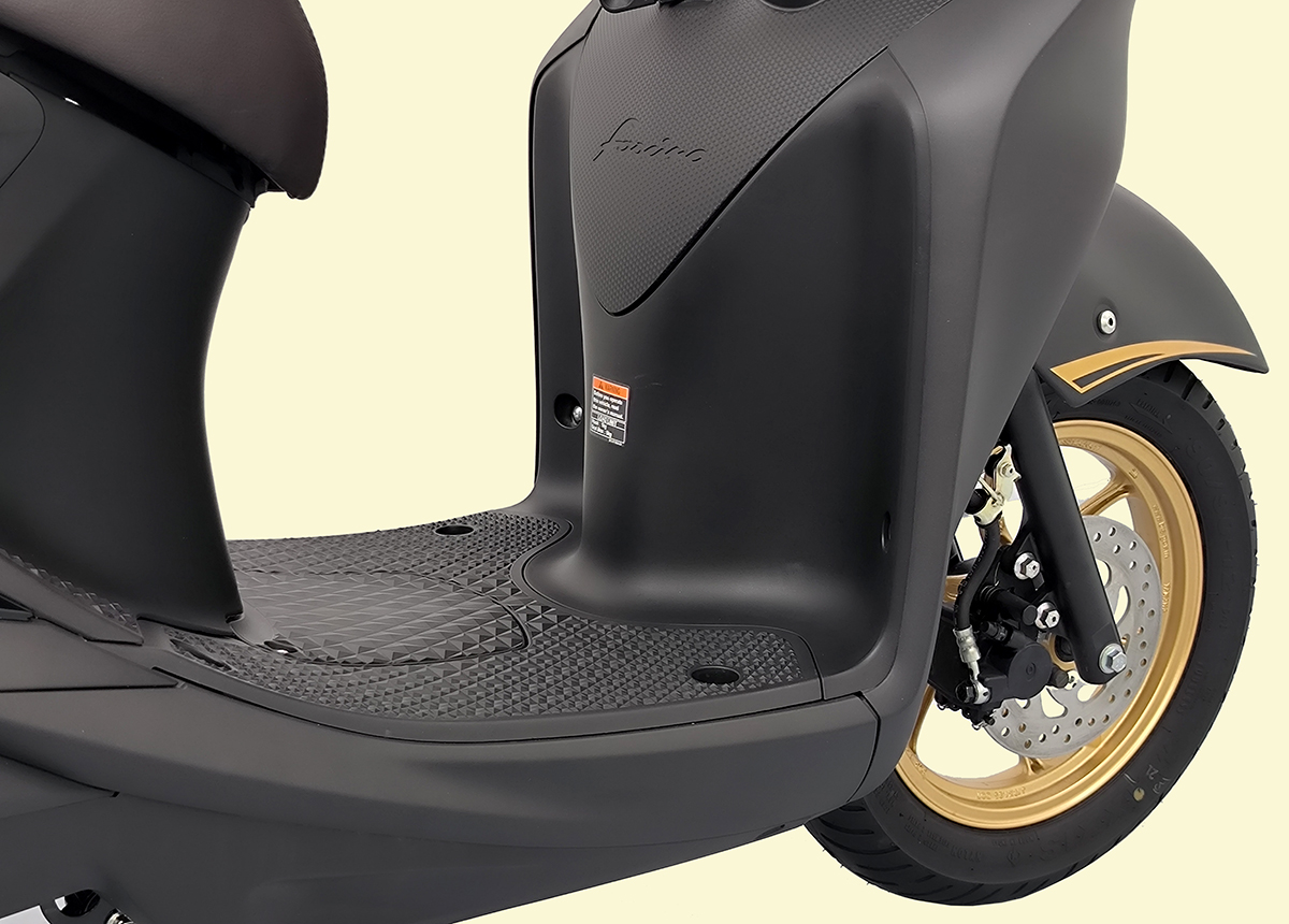 sàn để chân Xe Fascino 125 Fi Hybrid màu đen